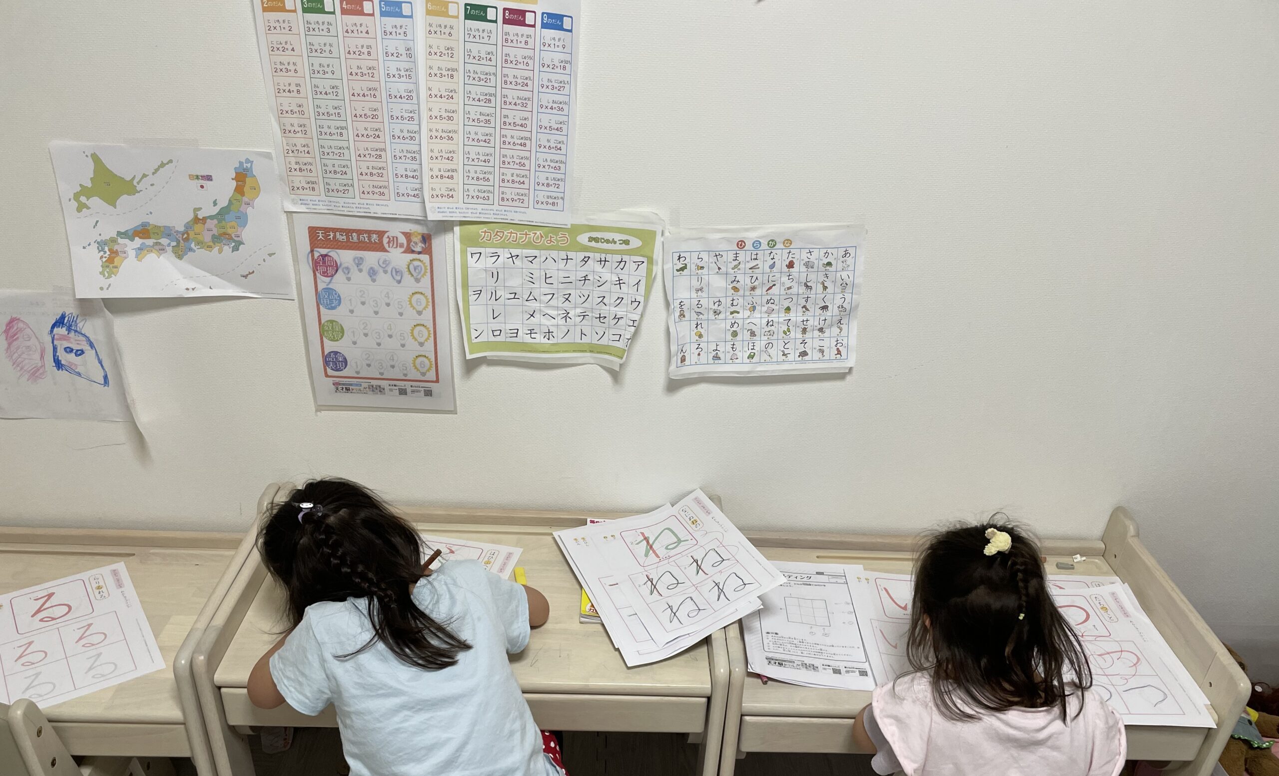 幼児期のおうち知育で子供がひらがなを書いている様子